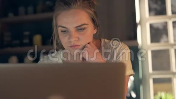 快乐的女人用笔记本电脑视频的预览图
