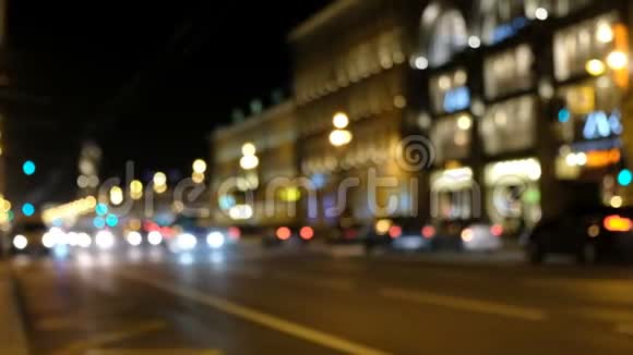 夜城的路上有很多车社会压力的场景视频的预览图