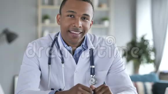 非裔美国人医生在线视频聊天相机查看视频的预览图