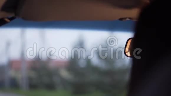 女人在车里化妆视频的预览图