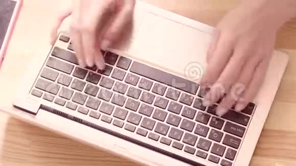 自由职业女性泰昂在笔记本电脑和啜茶的正面视图视频的预览图