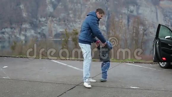 慢动作英俊的男人转过身来阿尔卑斯山的一个小男孩视频的预览图
