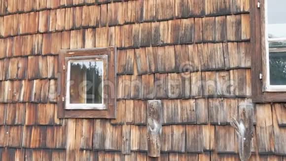 有玻璃窗的旧木屋漂亮的老式奥地利房子老树腐烂视频的预览图