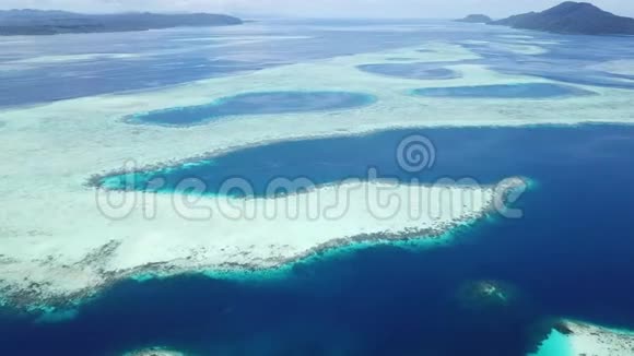 RajaAmpat珊瑚礁结构的美丽空中镜头视频的预览图