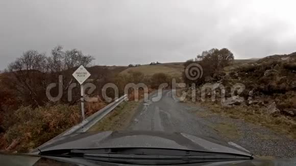 在拉塞岛苏格兰的单行道上行驶视频的预览图