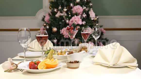 餐厅理念新年快乐圣诞大餐桌庆典桌装饰水果片奶酪视频的预览图
