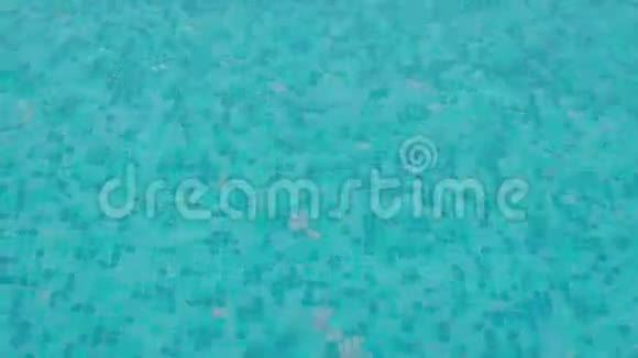 游泳池里的水被蓝色撕裂了视频的预览图