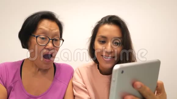 母女俩用手机平板制作搞笑自拍照片4k视频的预览图