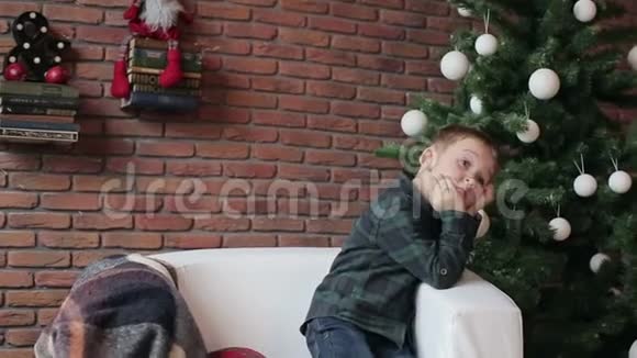 圣诞软座儿童玩耍的快乐画像视频的预览图