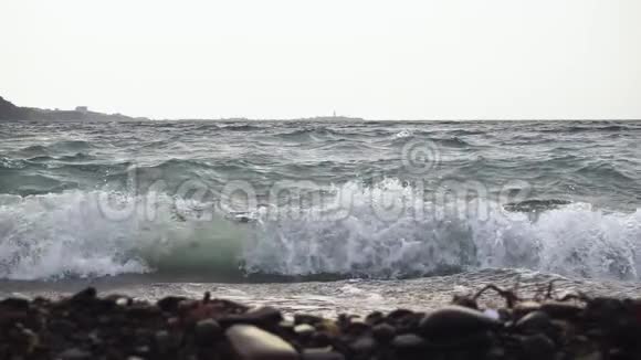 海浪拍打着海岸慢悠悠视频的预览图