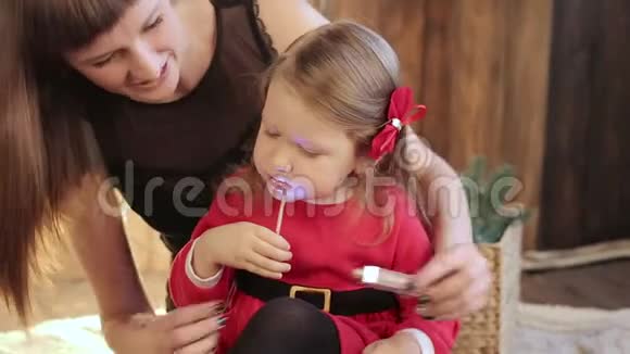 圣诞快乐节日快乐快乐妈妈和她的孩子在玩口红视频的预览图