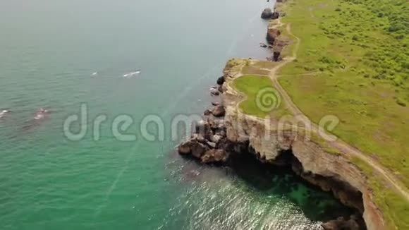 从高空俯瞰红色岩石海岸线视频的预览图