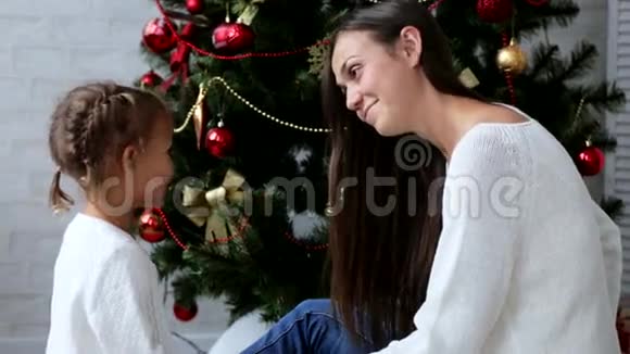 在圣诞节庆祝活动中妈妈送给女儿一个惊喜的礼盒视频的预览图