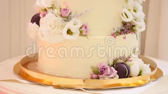 一张装饰精美的结婚蛋糕的近照视频的预览图