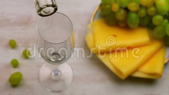把白葡萄酒倒入玻璃中视频的预览图