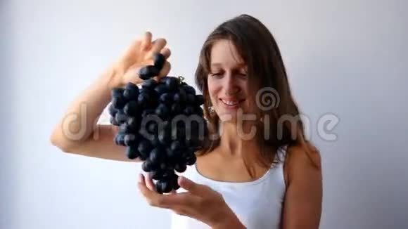 年轻女子拿着葡萄视频的预览图