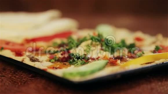 中东胡姆斯的传统美食传统的阿拉伯美食视频的预览图