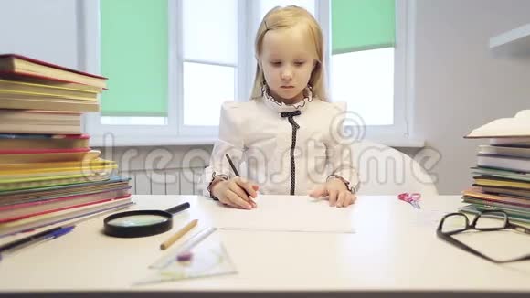 可爱的女孩做作业视频的预览图