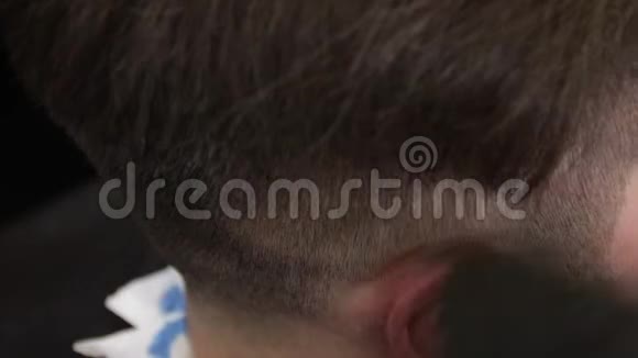 关闭理发店客户的头发和一个理发师的头视频的预览图
