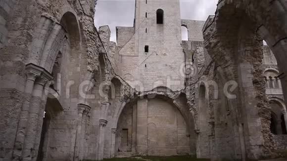 法国诺曼底朱米吉斯废弃修道院的内部视频的预览图