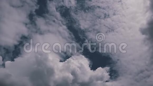 空中高空高空超移森林上空的时间推移云视频的预览图