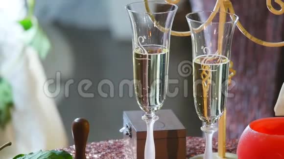 结婚眼镜把香槟洒进眼镜里节日酒新郎新娘的眼镜婚礼步行视频的预览图