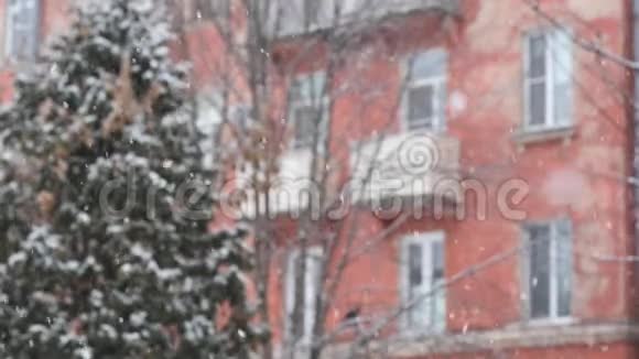 大雪白色雪花在一个小区背景上视频的预览图