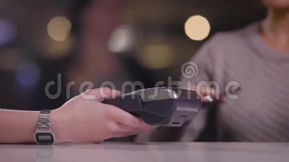 在咖啡馆里收钱的女人视频的预览图