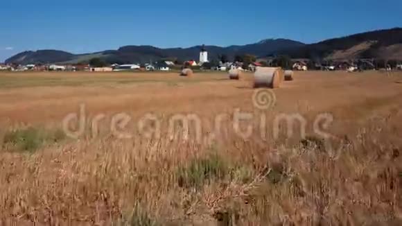 带着圆形干草堆飞在田野上面视频的预览图