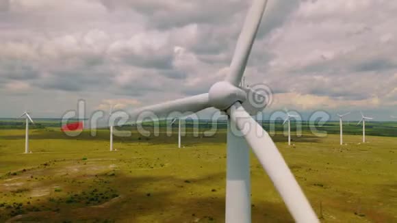空中无人机射击风力发电机的电力清洁能源和可再生能源的能源生产视频的预览图