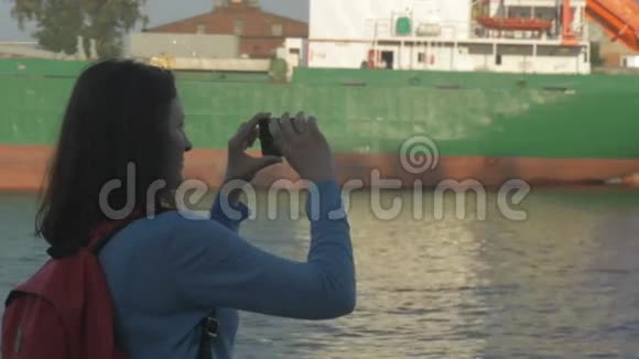 在俄罗斯港口拿电话的女孩视频的预览图