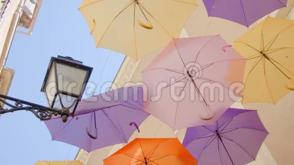 城市安装带雨伞视频的预览图
