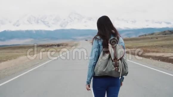 站在高速公路上的少女少女潮人带着背包在营地里穿着一件德国夹克反对视频的预览图