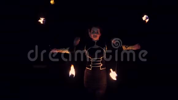 两个女孩在火中跳舞晚上的火秀太棒了夜以继日的火焰视频的预览图