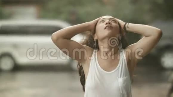 美丽的亚洲女人在雨中视频的预览图