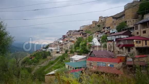 在山上的村庄视频的预览图