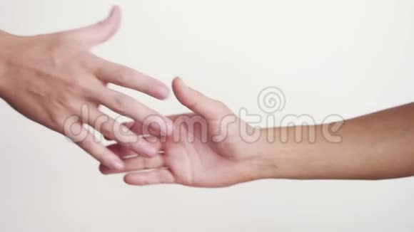 在白色背景上握手闭上男女的手握手3840x2160视频的预览图
