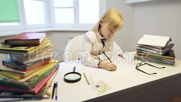 一个可爱的金发女孩在练习本里画画视频的预览图