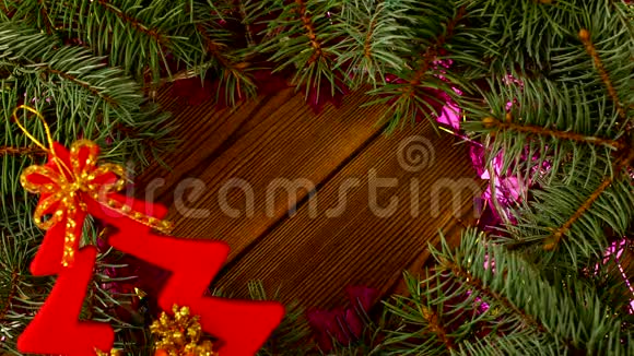 圣诞灯和云杉树枝在木制背景下2019年圣诞节一个铭文的地方视频的预览图