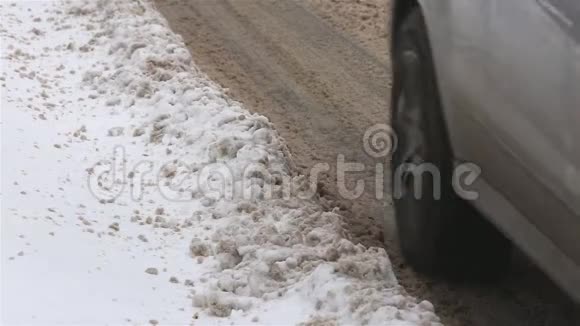 肮脏的冬天道路上有水坑和雪视频的预览图