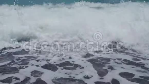 强风暴海波慢动作视频的预览图