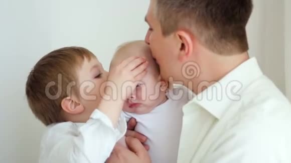 父子亲吻最小的成员视频的预览图