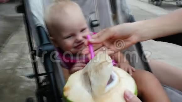 一个孩子正在用吸管喝椰子视频的预览图