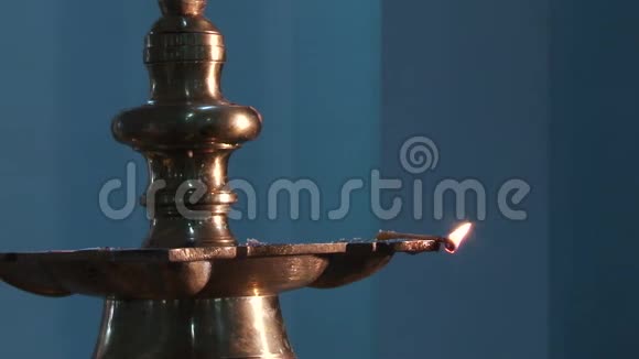 关闭传统南印度黄铜油灯视频的预览图