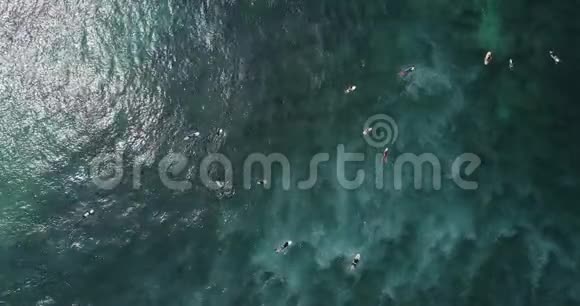 从无人冲浪者在印度洋冲浪时划船捕捉海浪的俯视图4k视频的预览图