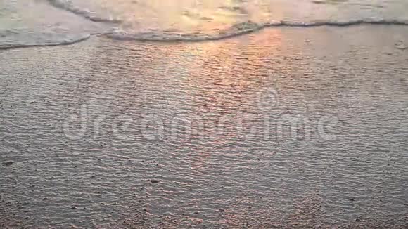 沙滩海浪日落大海夏日脚印视频的预览图