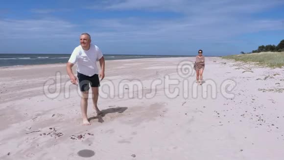 海滩上有飞盘的男人视频的预览图
