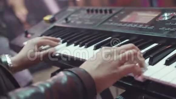 米迪键盘合成器钢琴键库存女人在扮演合成器一种乐器背景音乐概念视频的预览图