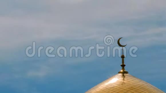 时间流逝伊斯兰清真寺尖塔上的金色月牙蓝色背景白云视频的预览图