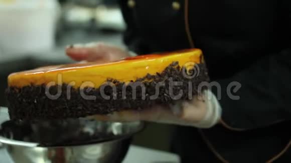 一个糖果师用巧克力片装饰一个橙色蛋糕的边界视频的预览图